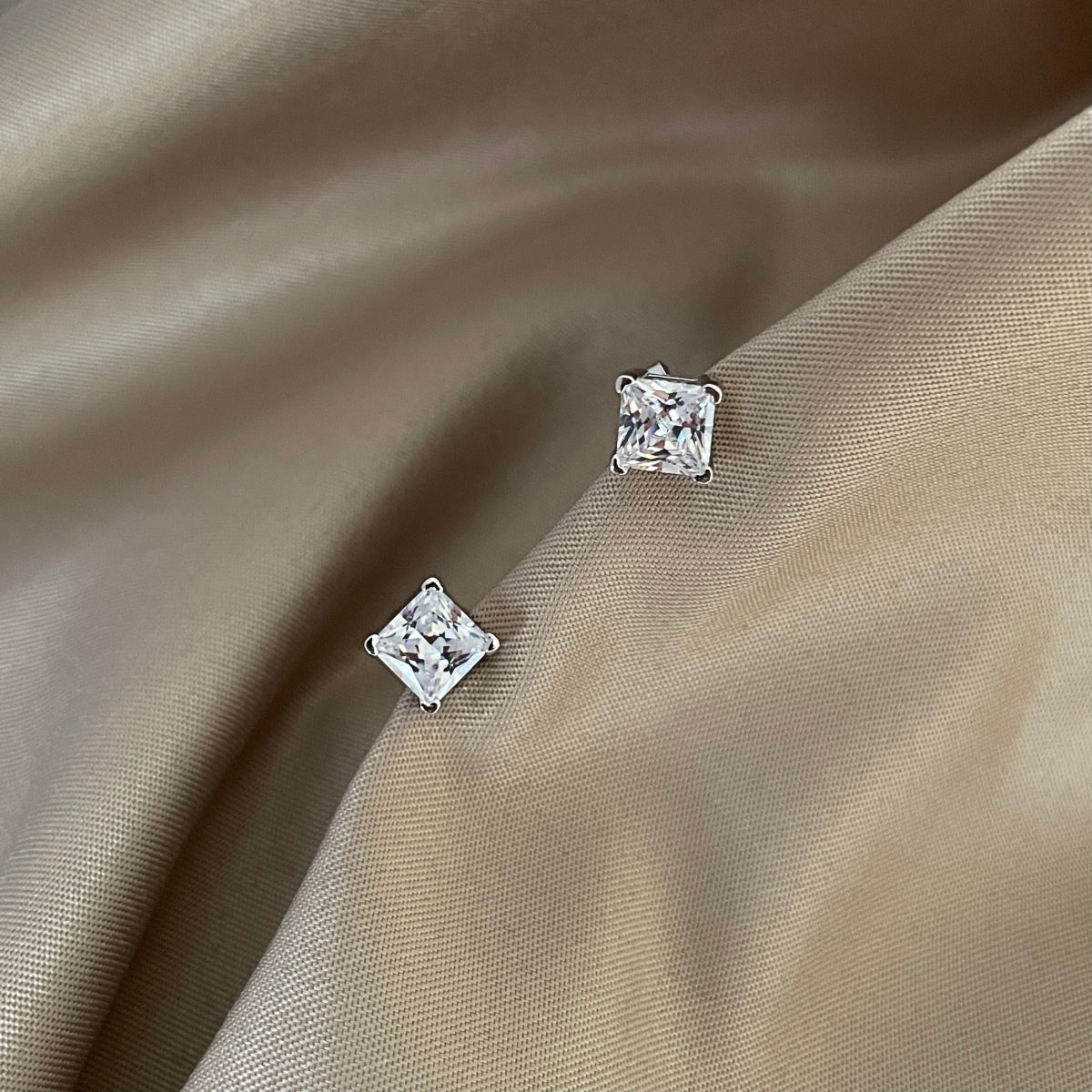 [Bloom]Delicate Square Shape Earrings