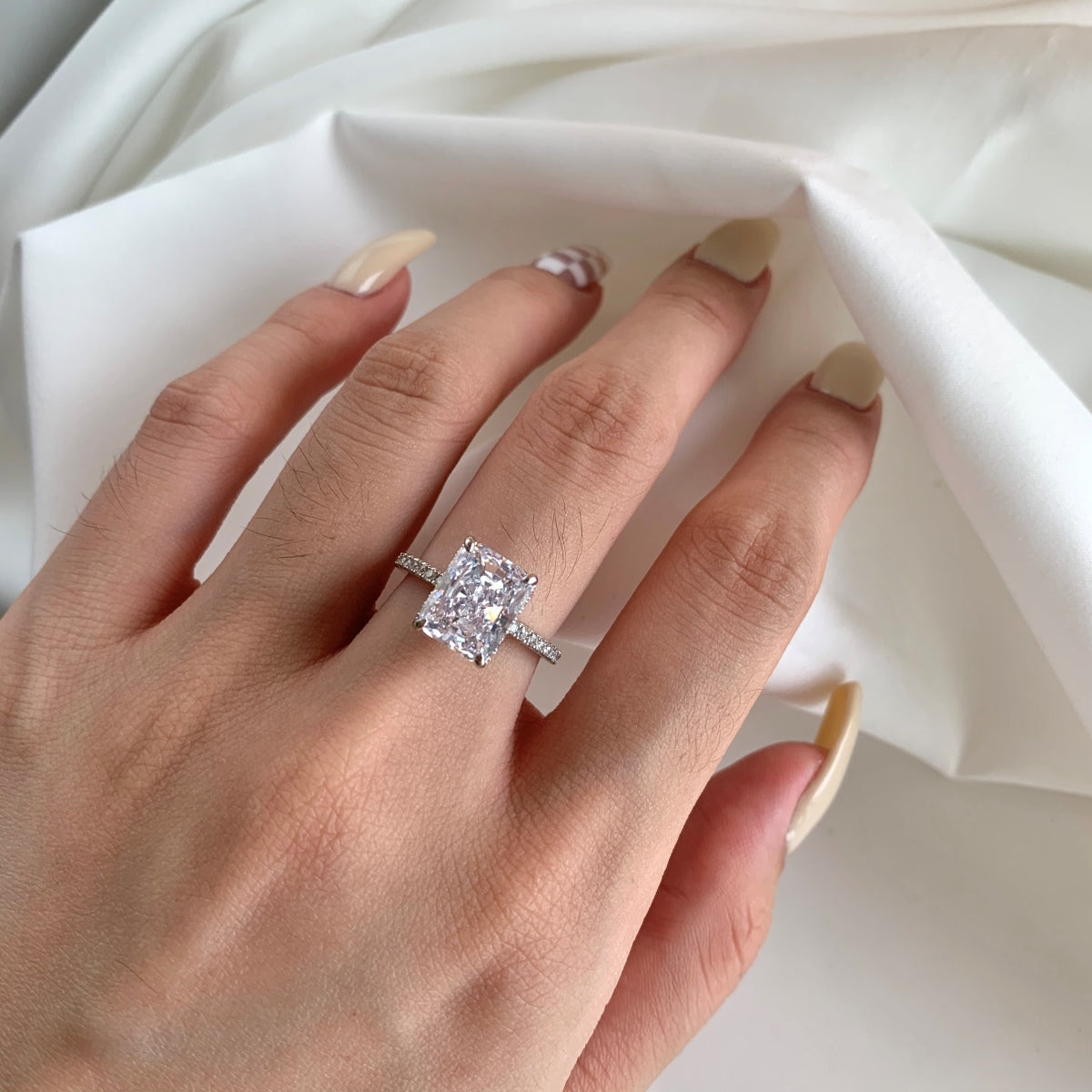 [Bloom]4.0 Carat Luxurious Engagement Ring