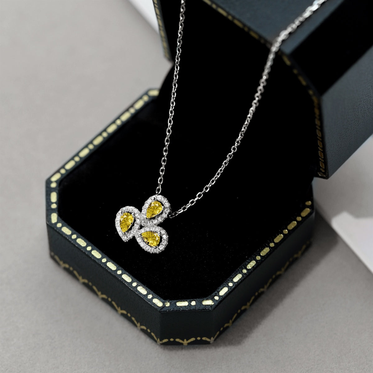 [Bloom]Elegant Flower Shape Pear Cut Necklace