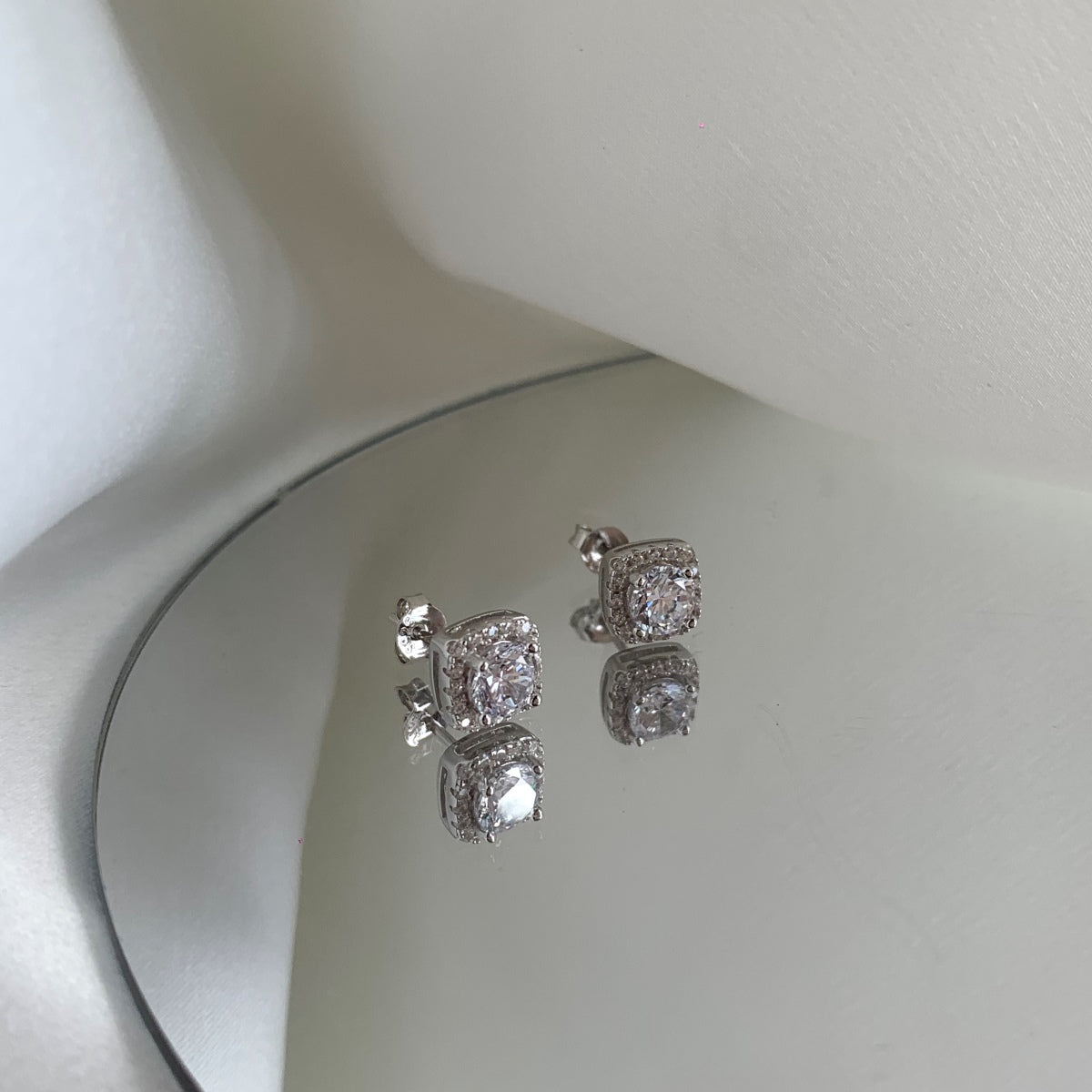 [Bloom]Classic Round Center Stone Stud Earrings