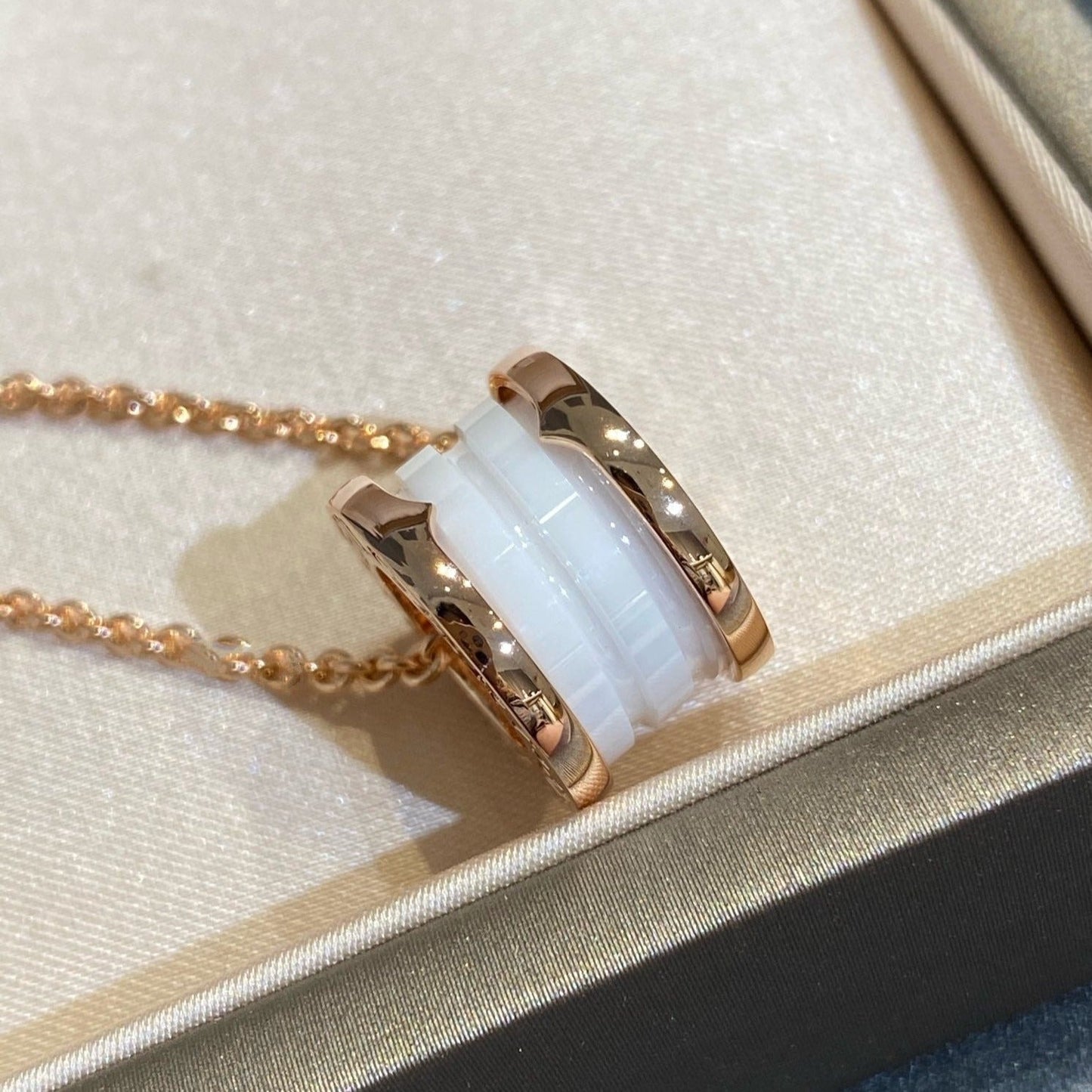 [Bloom]ZERO 1 WHITE CERAMIC PINK GOLD NECKLACE