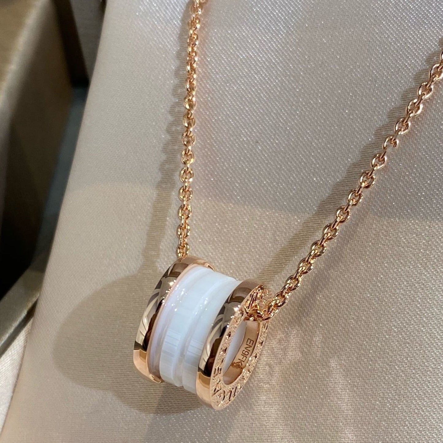 [Bloom]ZERO 1 WHITE CERAMIC PINK GOLD NECKLACE