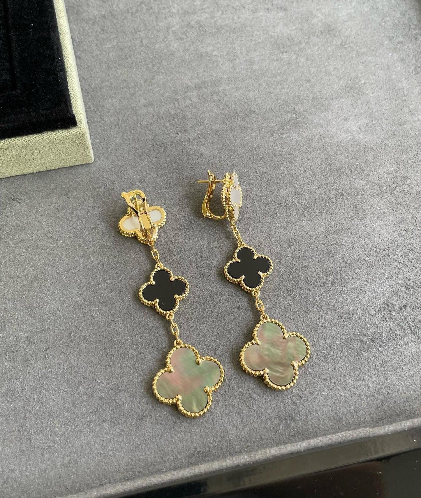 [Bloom]CLOVER 3 MOTIF MOP ONYX DARK MOP PINK GOLD EARRINGS