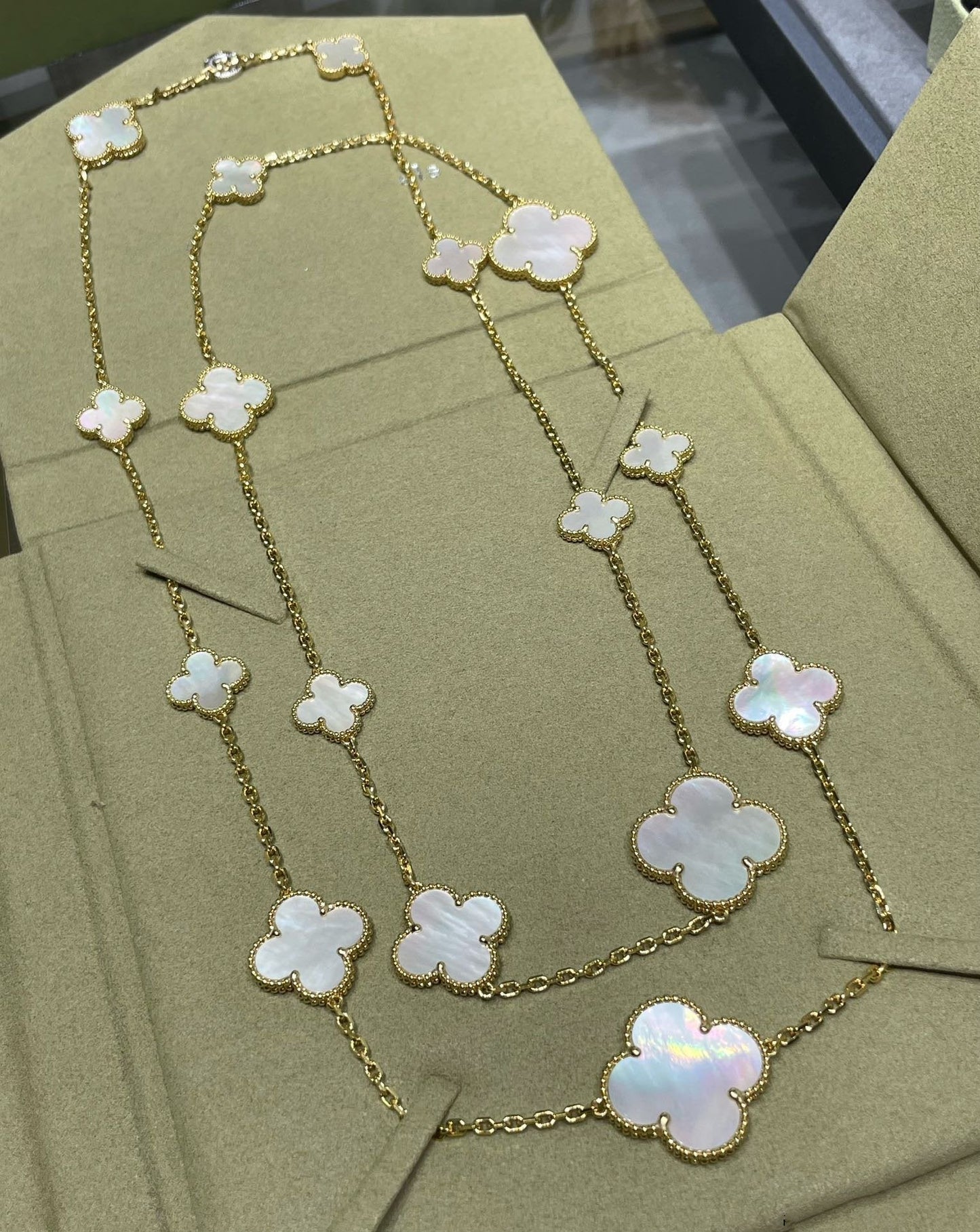 [Bloom]CLOVER 16 MOTIF WHITE MOP GOLD NECKLACE