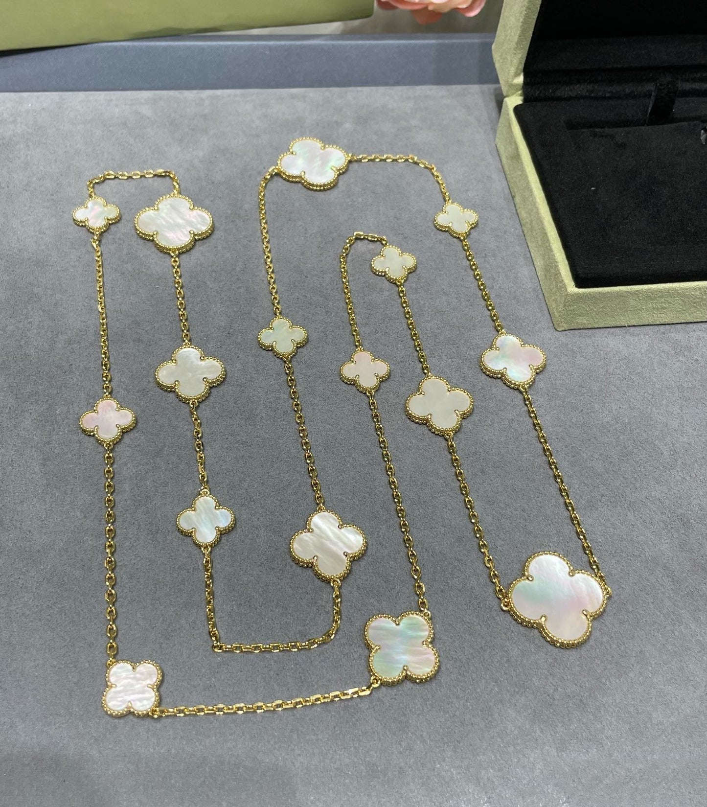 [Bloom]CLOVER 16 MOTIF WHITE MOP GOLD NECKLACE