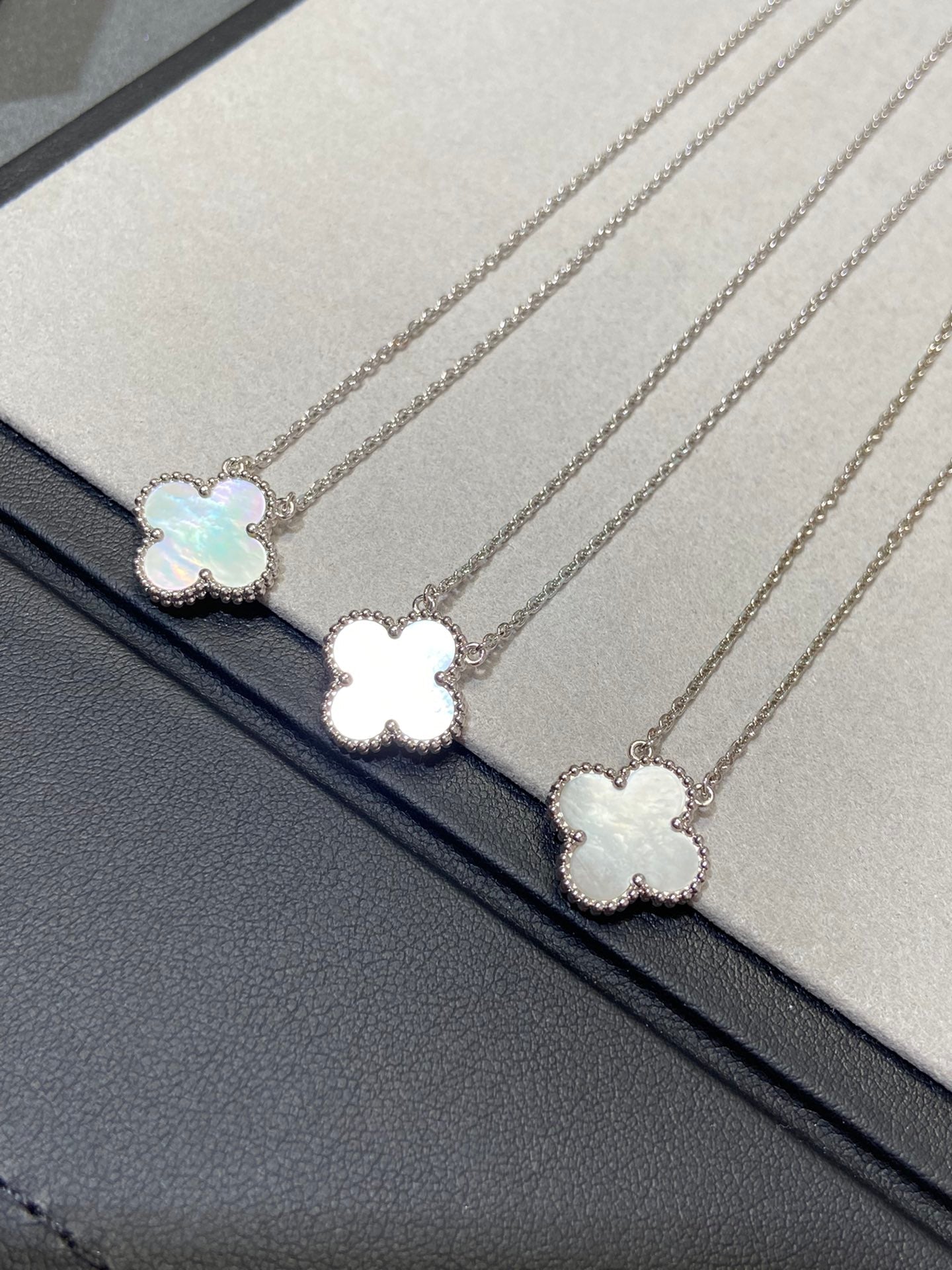 [Bloom]CLOVER MEDIUM SILVER WHITE MOP NECKLACE