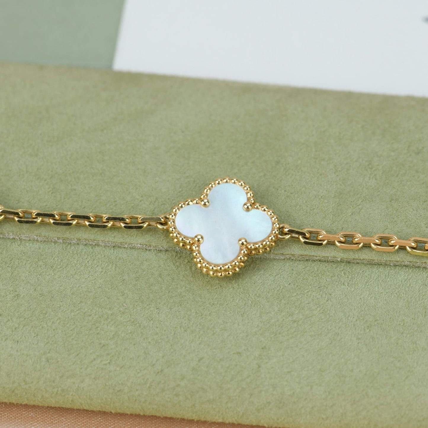 [Bloom]CLOVER  5 MOTIF WHITE MOP BRACELET