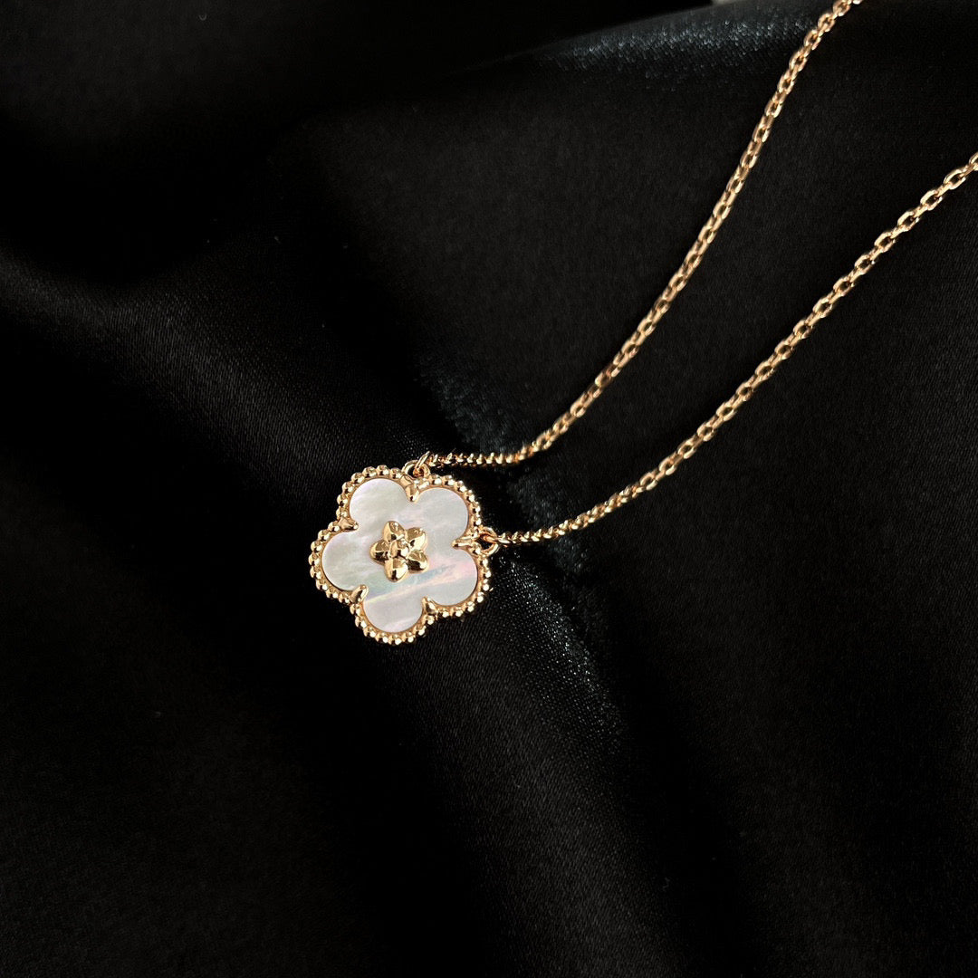 [Bloom]LUCKY  WHITE MOP  PLUM BLOSSOM NECKLACE